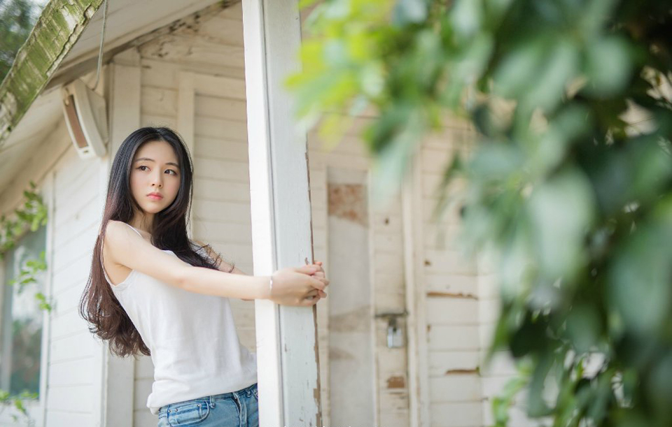 虽然诸葛亮招降了严颜麾下的三万巴郡守军，但庞统那边，却是直接将阆中十万蜀军尽数收服，蜀中张任、邓贤、泠苞、高沛、杨怀尽归吕布。